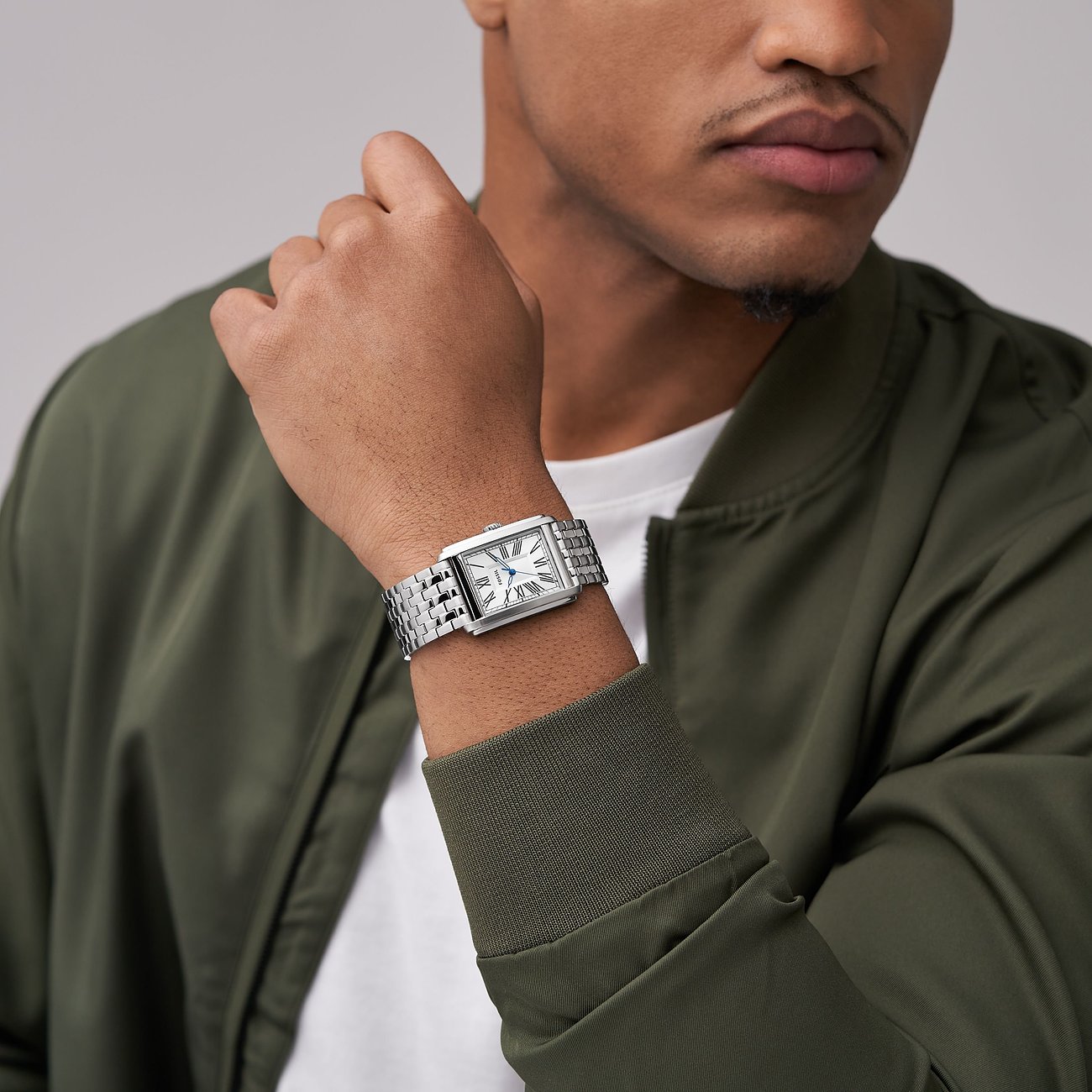 Fossil Herrenuhr mit Edelstahlgehäuse und analoger Anzeige.