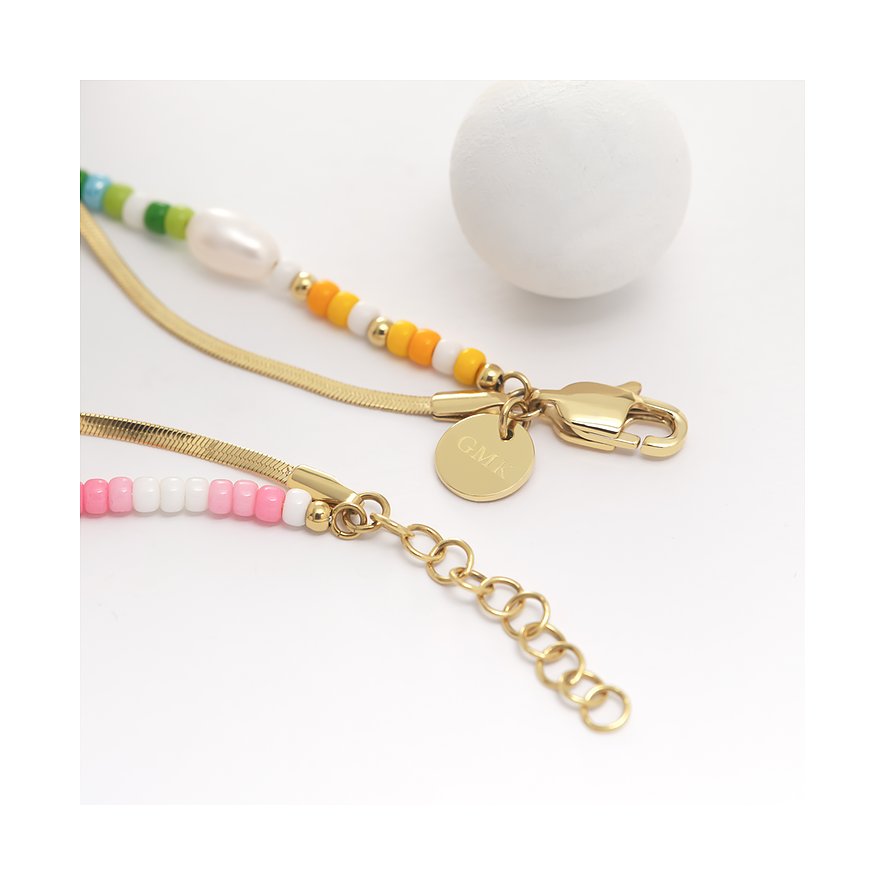 GMK Armband: vergoldeter Edelstahl, bunte Glassteinperlen, GMK-Gravur-Anhänger.