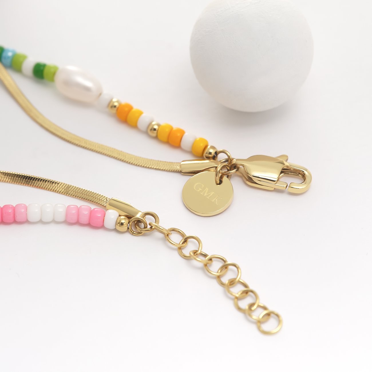 GMK Armband: vergoldeter Edelstahl, bunte Glassteinperlen, GMK-Gravur-Anhänger.