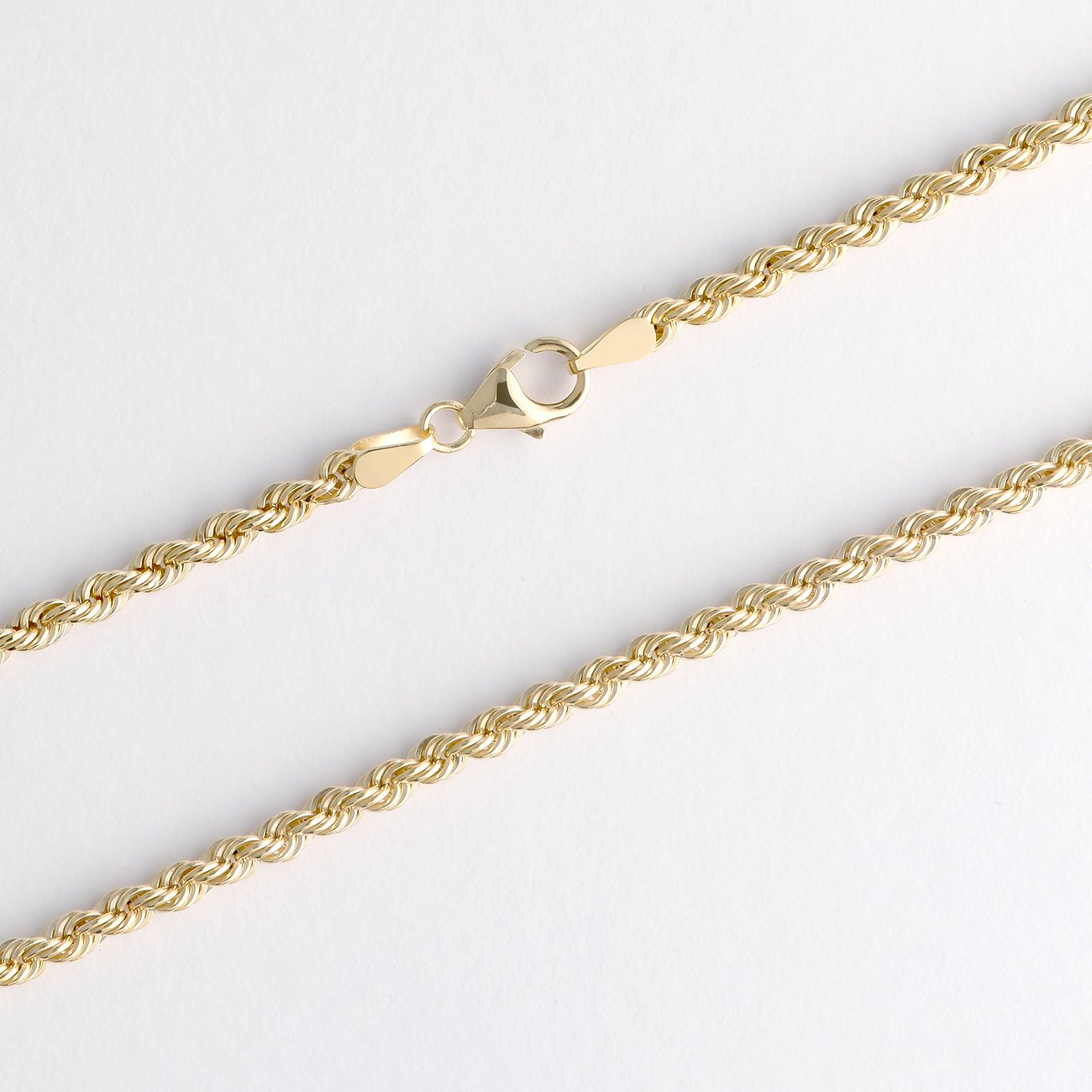 FAVS Halsschmuck: Eine nah aufgenommene, verdrehte Gliederkette aus 375er Gelbgold mit einem Karabinerverschluss.
