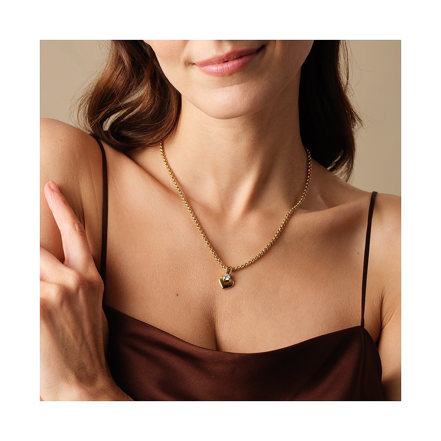 FAVS Fashin Goldkette aus Edelstahl mit Herzanhänger und farblosem Zirkonia, getragen von einer Frau.