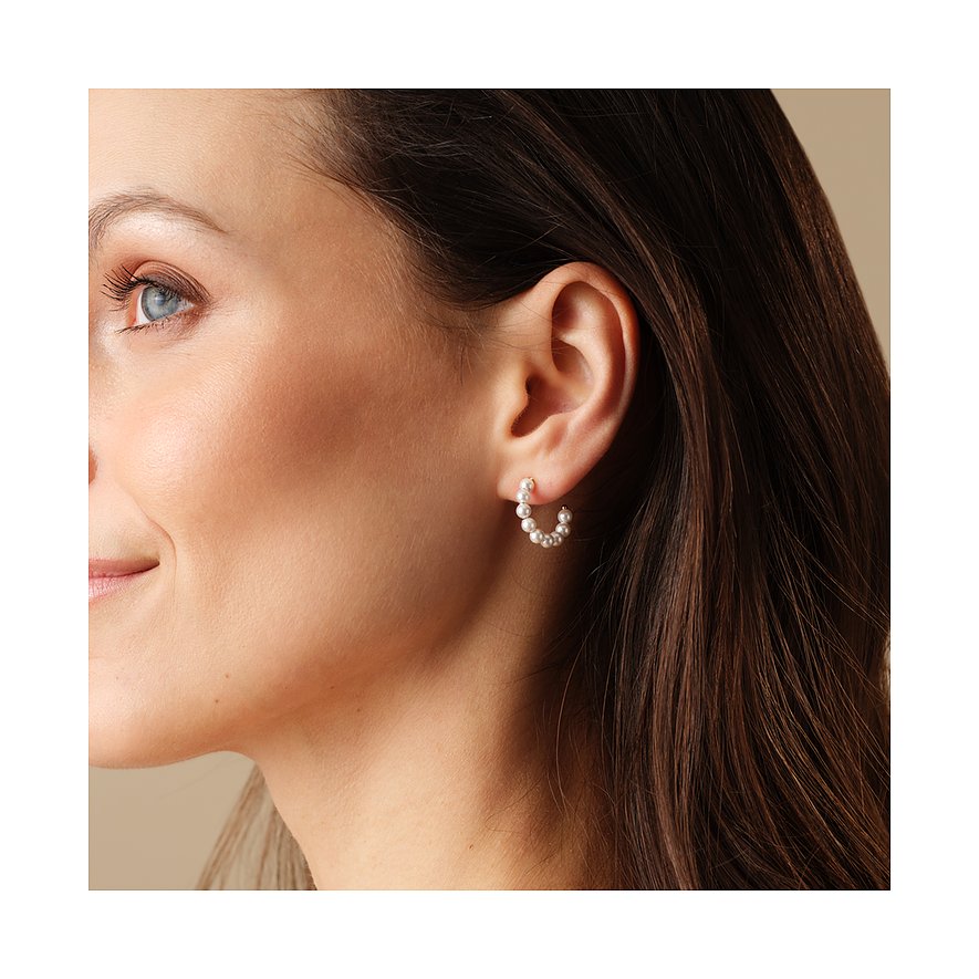 FAVS Edelstahl Ohrschmuck, besetzt mit Perlen, getragen von einer Frau mit langen braunen Haaren von links.