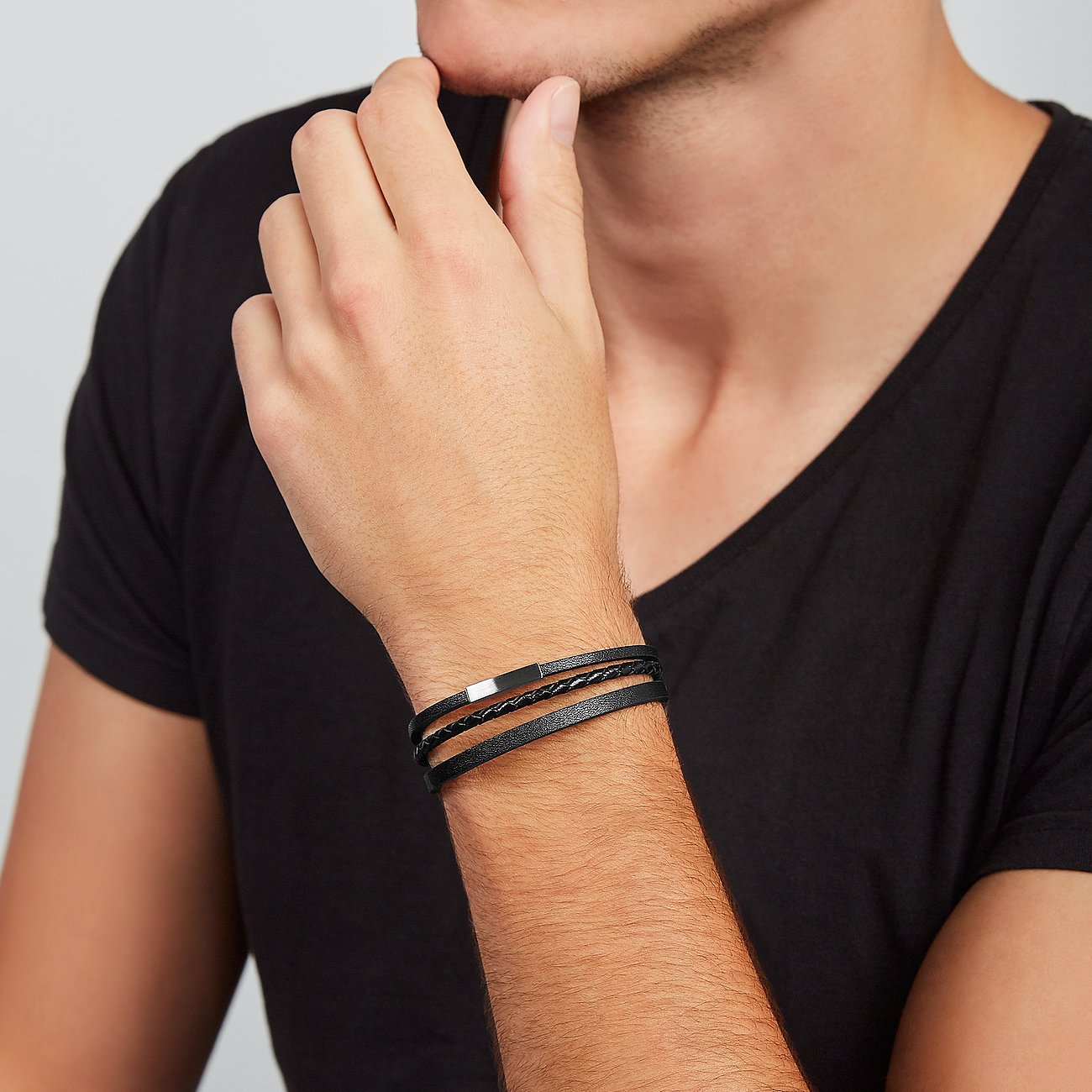 Fossil Armband aus Leder mit Flechtmuster und Metallverschluss.