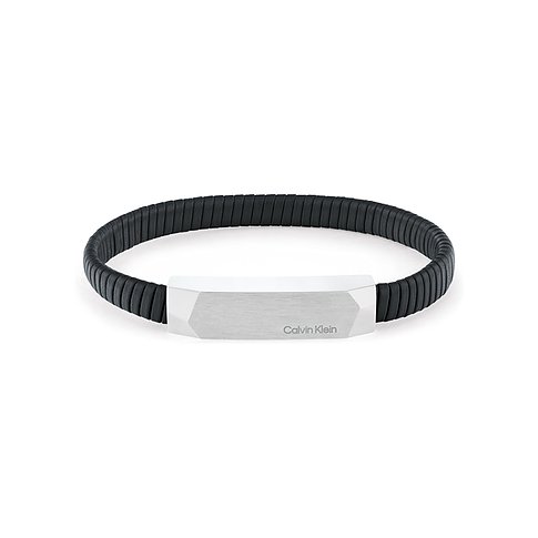 Calvin Klein Herren-Armband aus schwarzem Leder mit gebürsteter Edelstahlplatte, auf der "Calvin Klein" eingraviert ist.