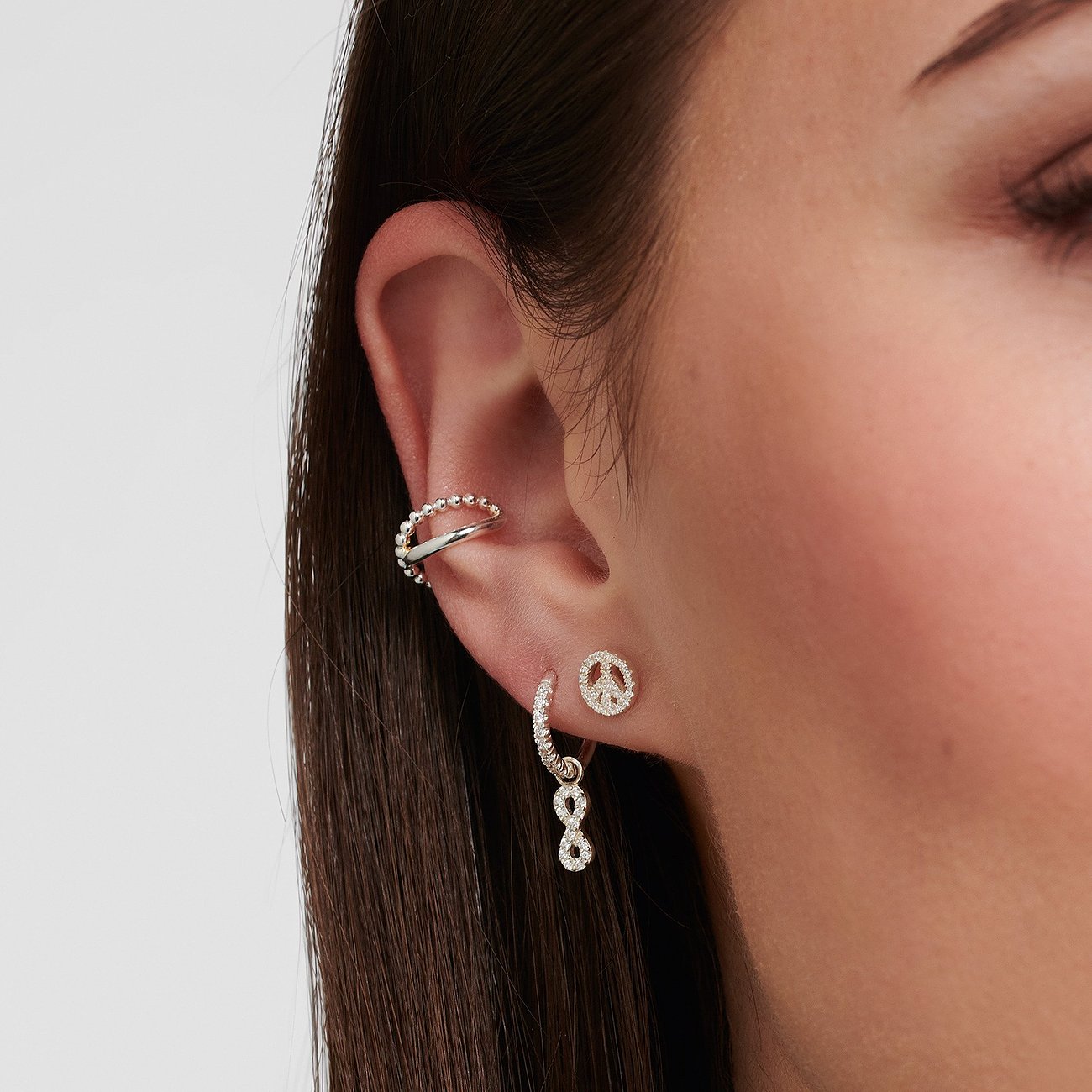 Thomas Sabo Ohrringe aus 925er Silber mit Zirkonia und Peace-Zeichen.