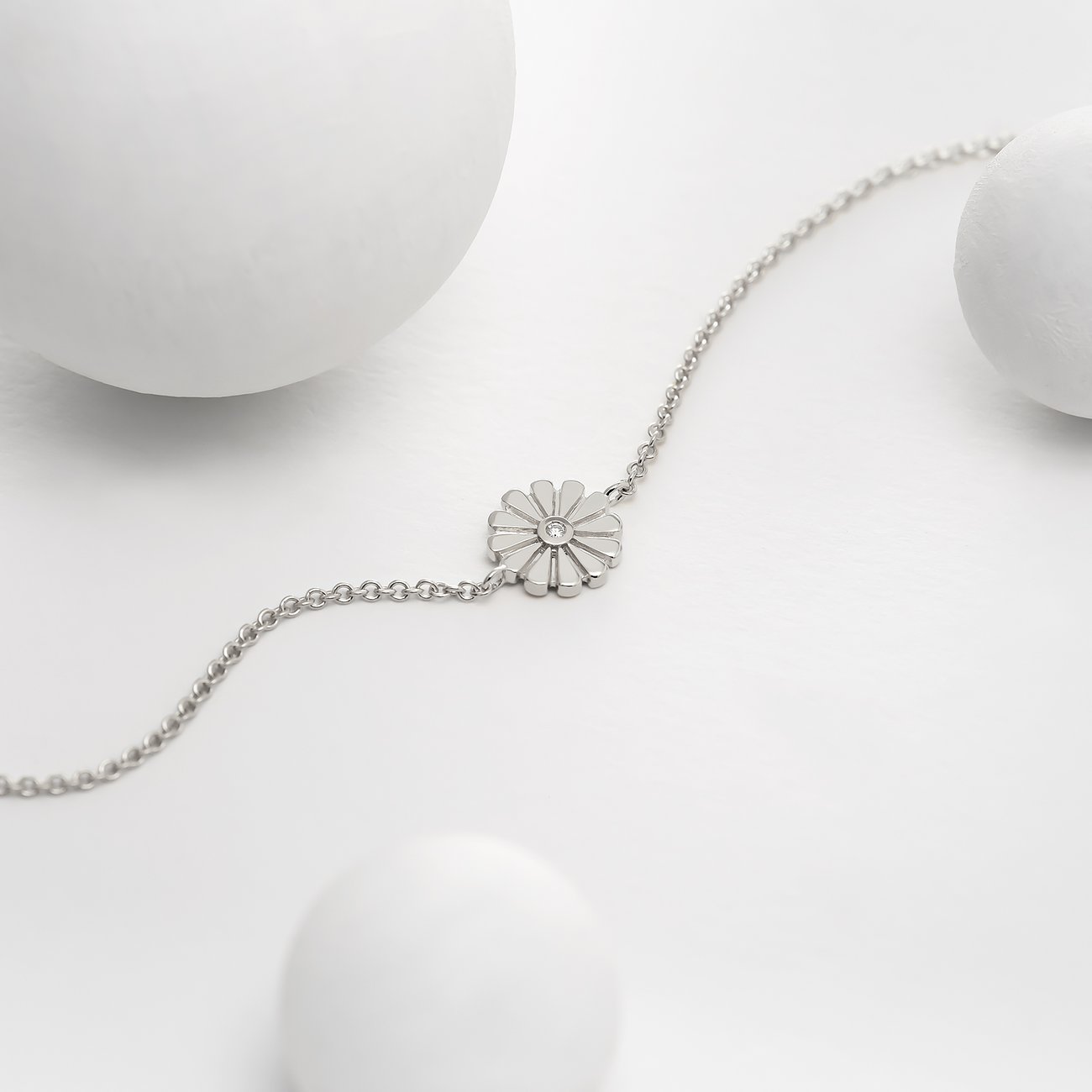 Guido Maria Kretschmer Armschmuck aus 925er Silber mit einer Blumenform und einem Diamanten in der Mitte.
