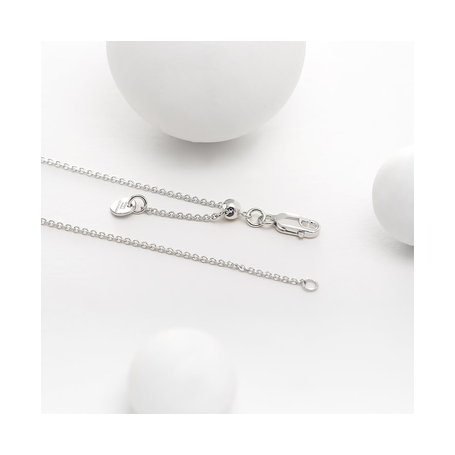 Die filigrane Gliederkette aus 925er Silber von Guido Maria Kretschmer zeigt ihren Karabinerverschluss.