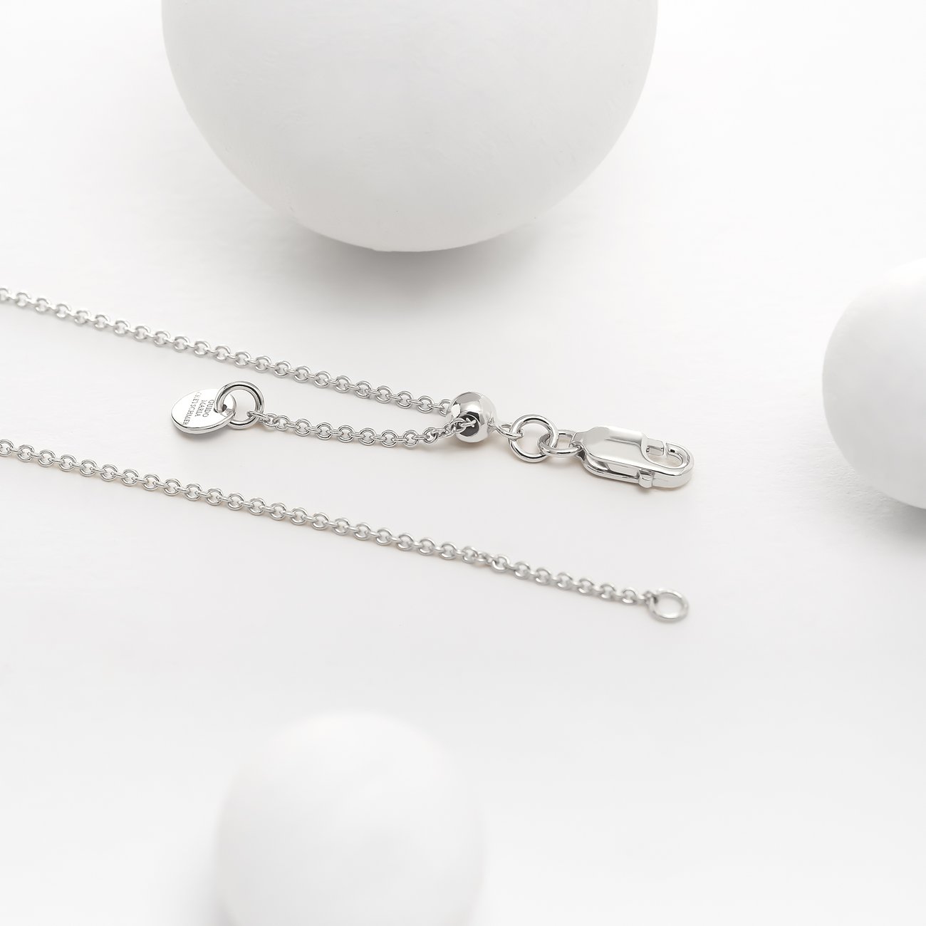 Die filigrane Gliederkette aus 925er Silber von Guido Maria Kretschmer zeigt ihren Karabinerverschluss.