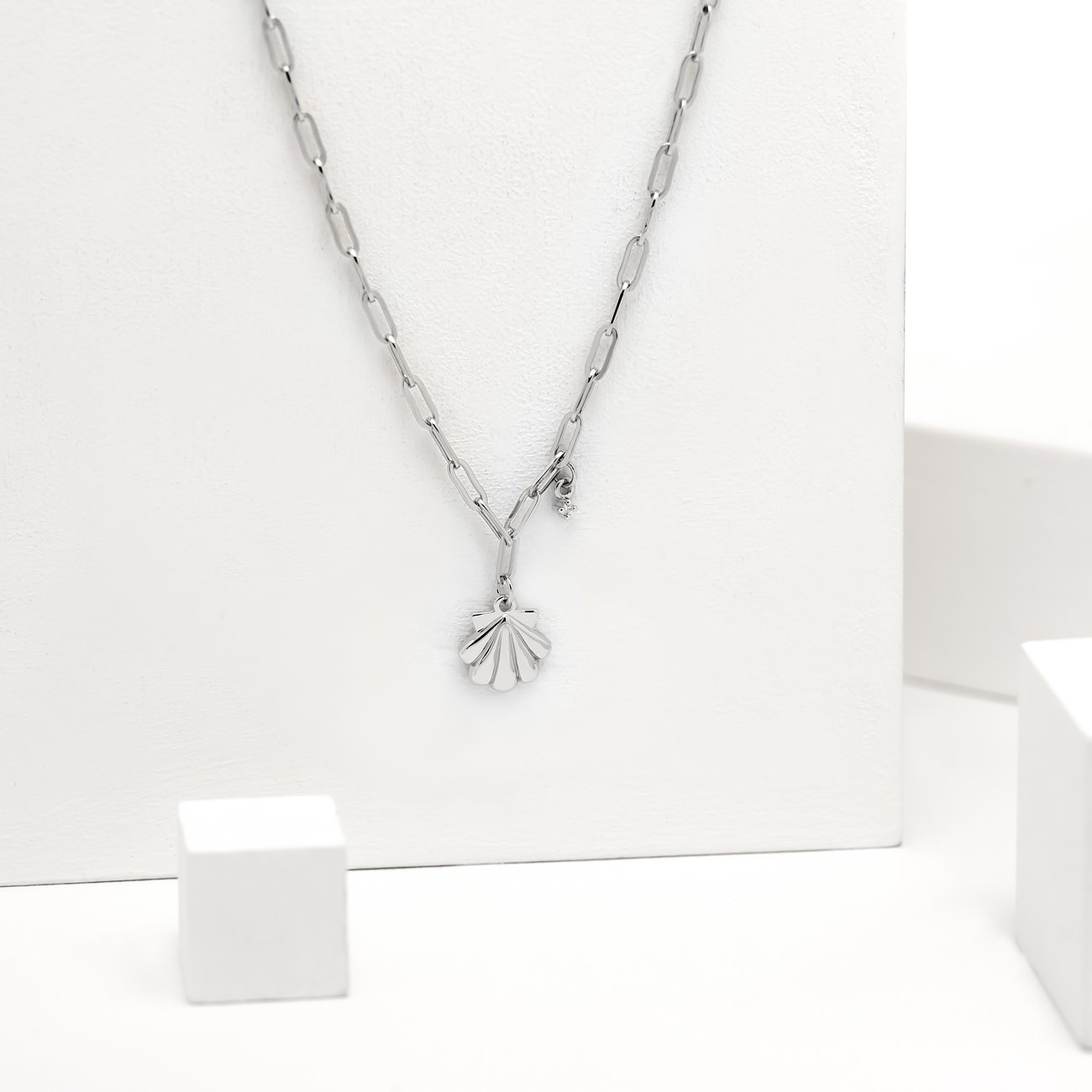 Collier Guido Maria Kretschmer en argent 925 avec coquille pliée et petit diamant.