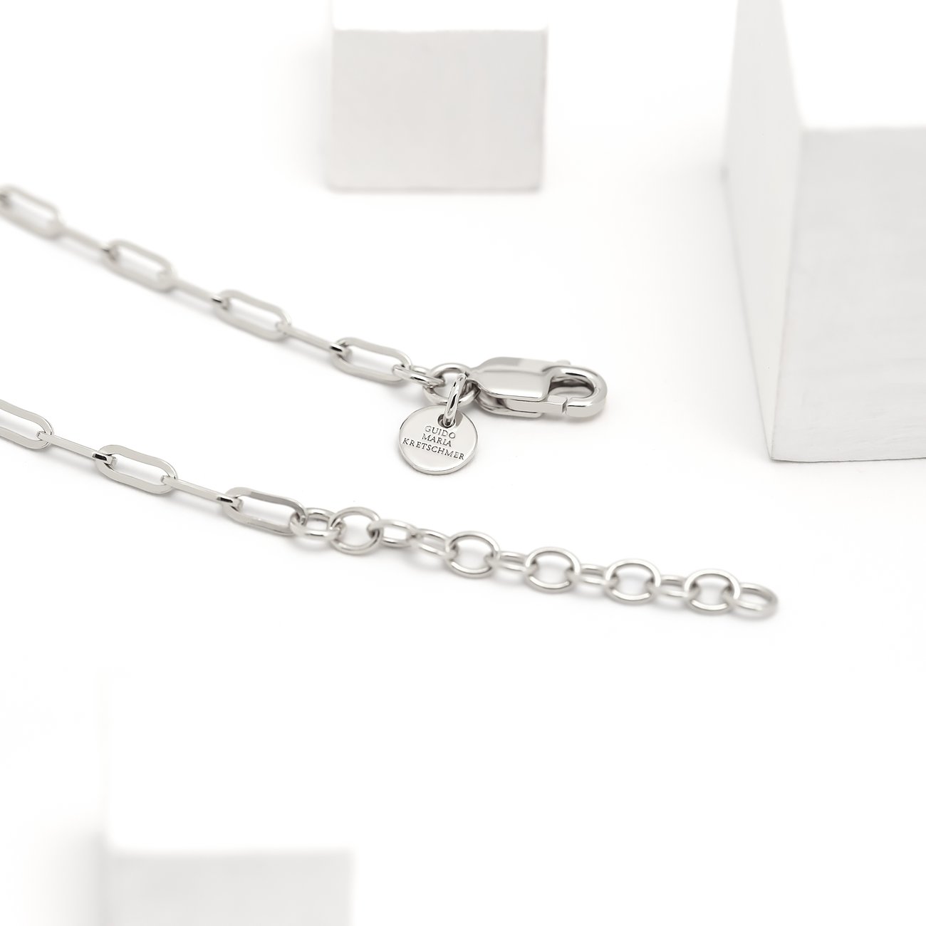Le collier filigrane en argent 925 de Guido Maria Kretschmer montre son fermoir et sa chaîne d'extension.