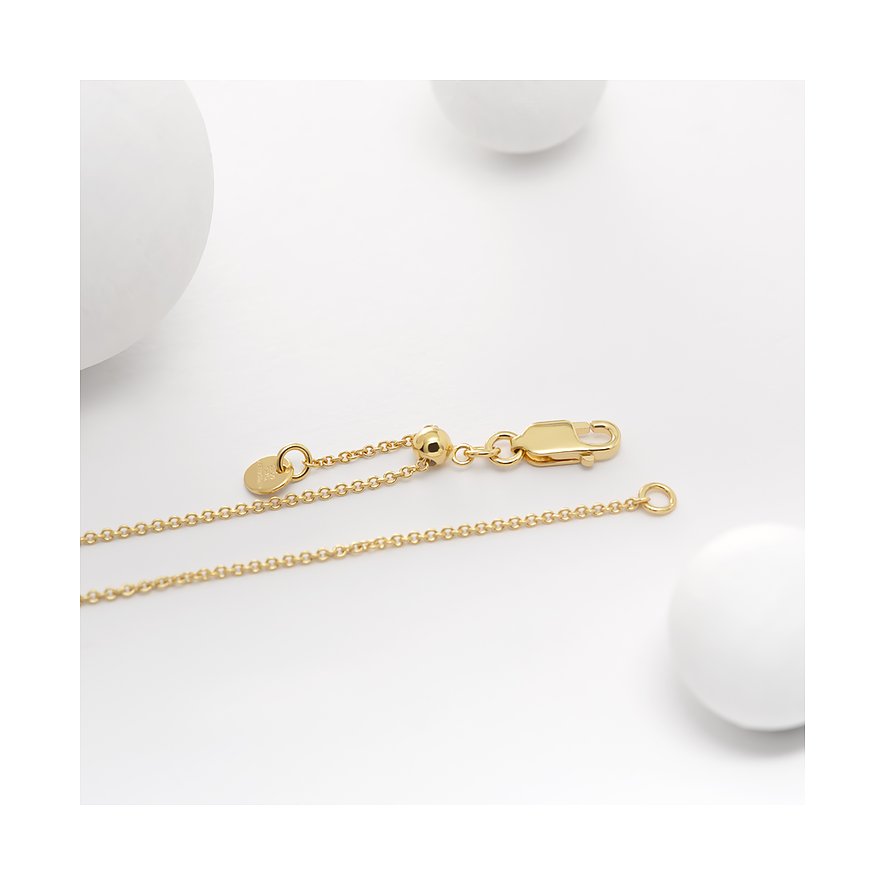 Detailansicht eines Guido Maria Kretschmer goldenen Silberarmbandes mit Karabinerverschluss, Verlängerungskette und Kugel.