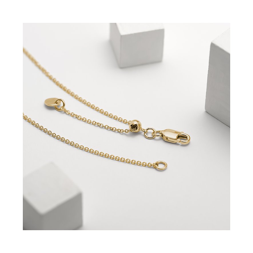 Detailaufnahme einer goldfarbenen Halskette aus 925er Silber von Guido Maria Kretschmer mit einem Karabinerverschluss.