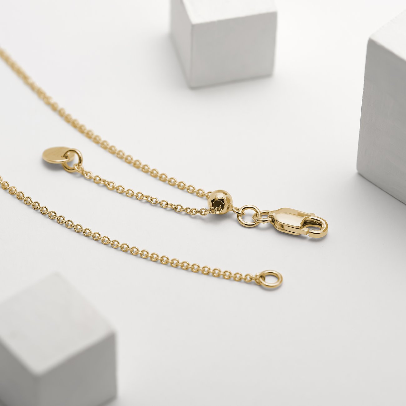 Detailaufnahme einer goldfarbenen Halskette aus 925er Silber von Guido Maria Kretschmer mit einem Karabinerverschluss.