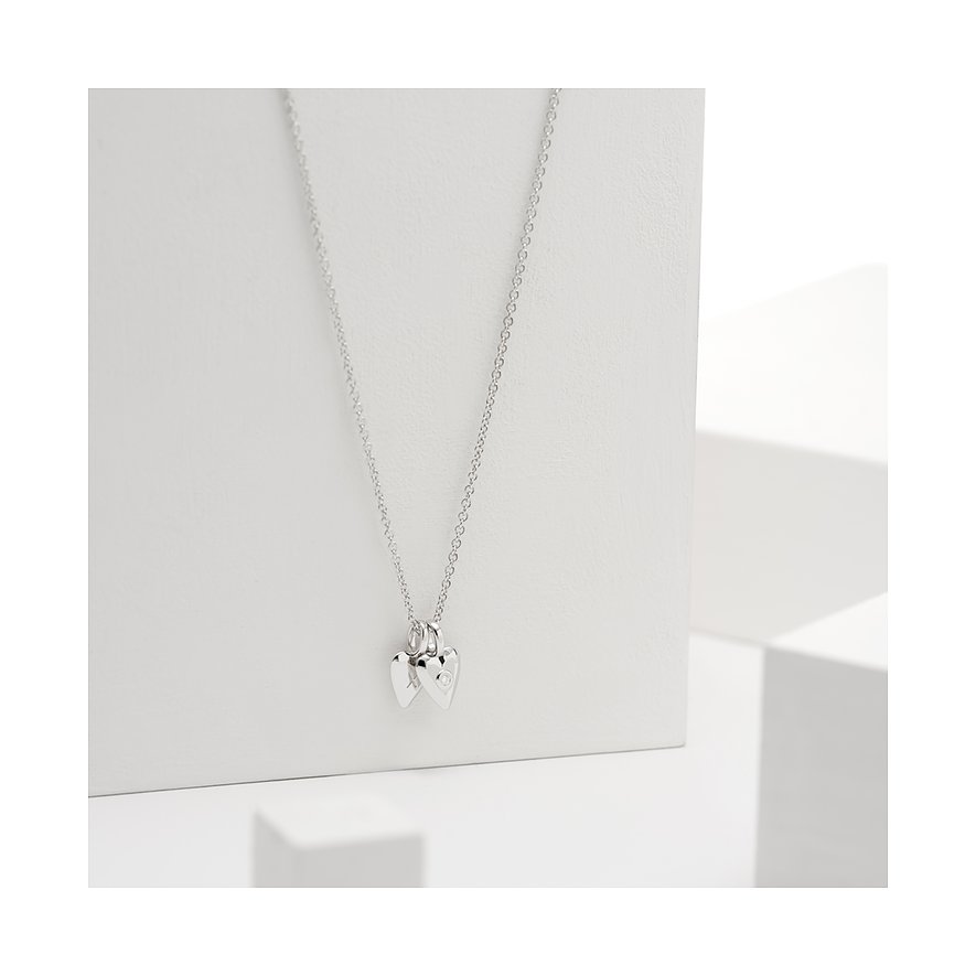 Guido Maria Kretschmer silverhalsband med diamant-hjärtformade hängen som elegant dinglar.