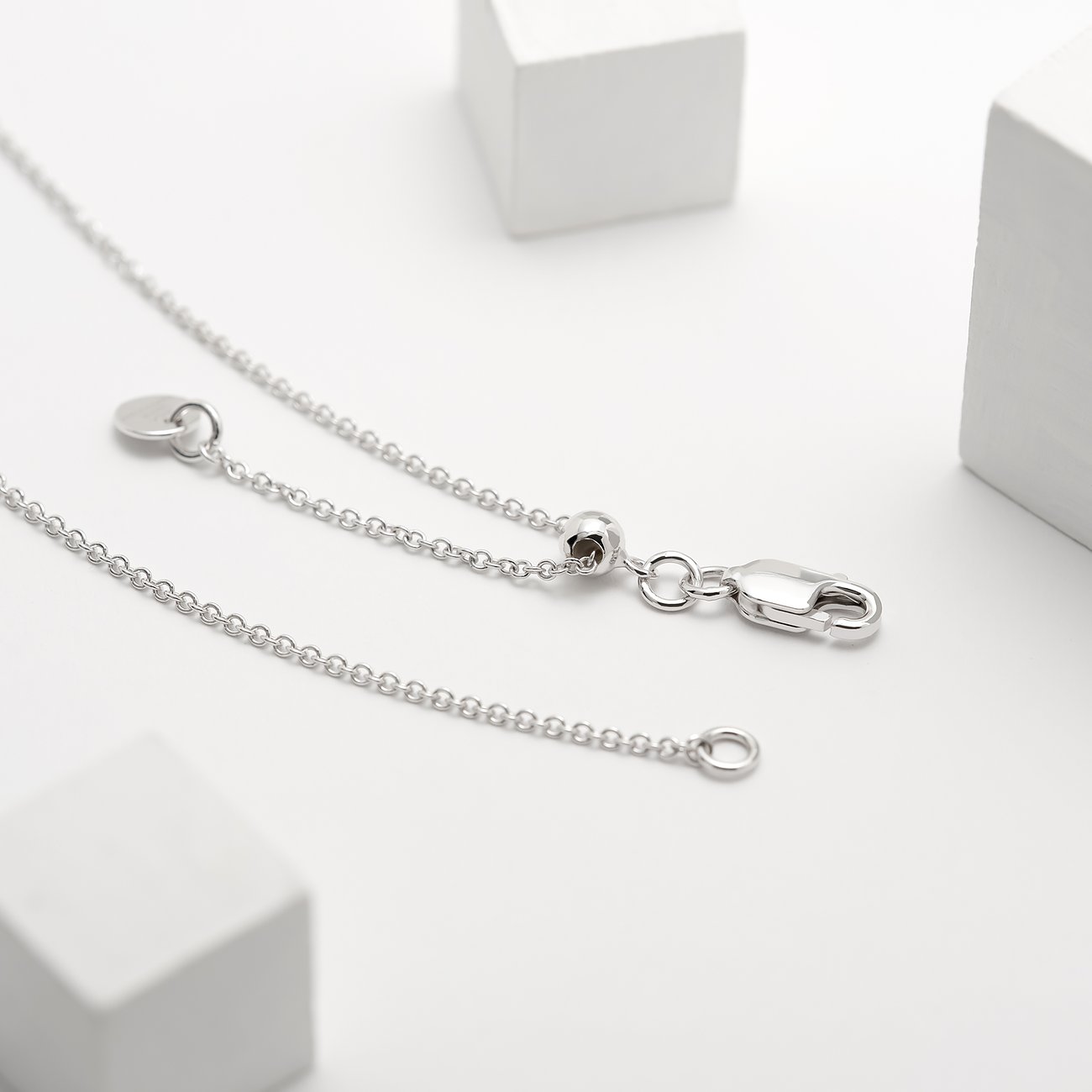 Närbild på baksidan av ett Guido Maria Kretschmer 925 silverhalsband med förlängningskedja.