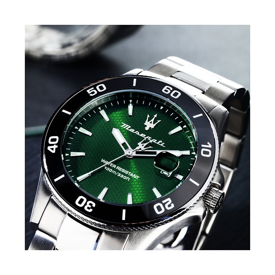 Maserati Herrenuhr aus Edelstahl mit grünem Zifferblatt und silberfarbenem Armband.