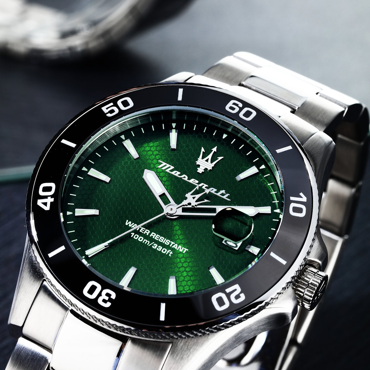 Maserati Herrenuhr aus Edelstahl mit grünem Zifferblatt und silberfarbenem Armband.