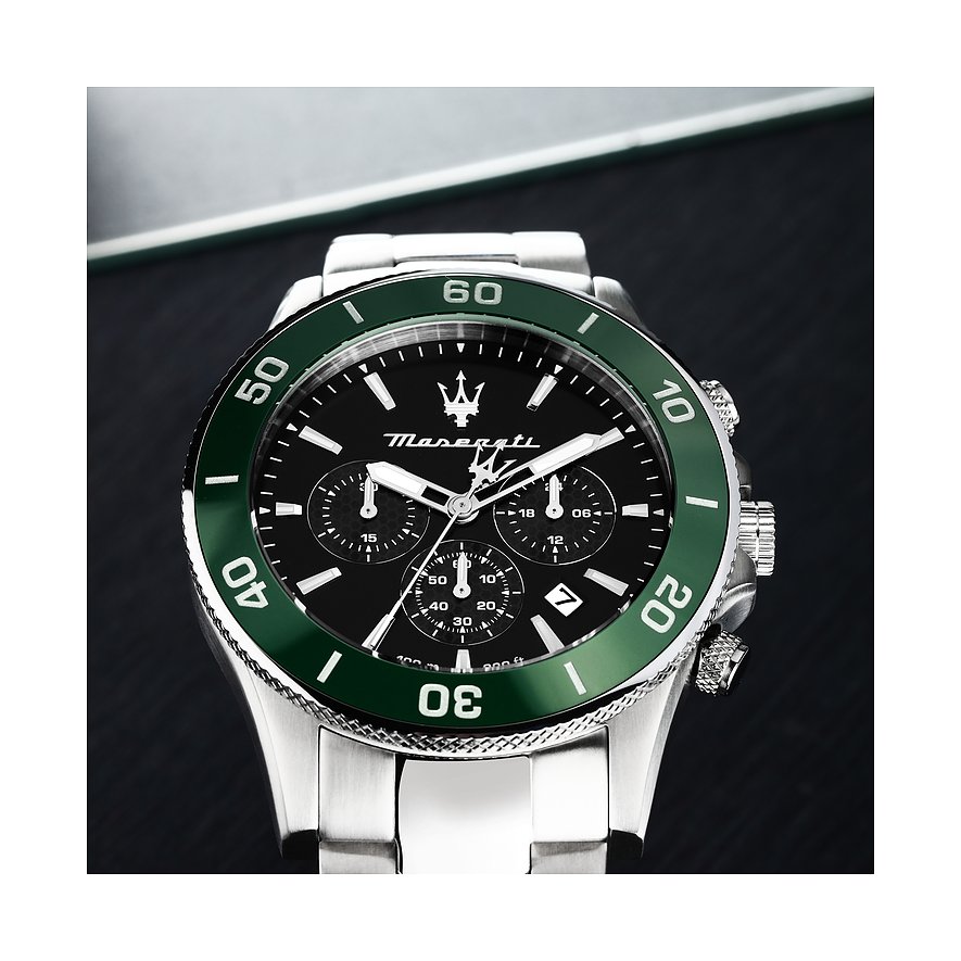 Maserati Herrenuhr mit Edelstahlgehäuse, schwarzem Zifferblatt und grüner Lünette.