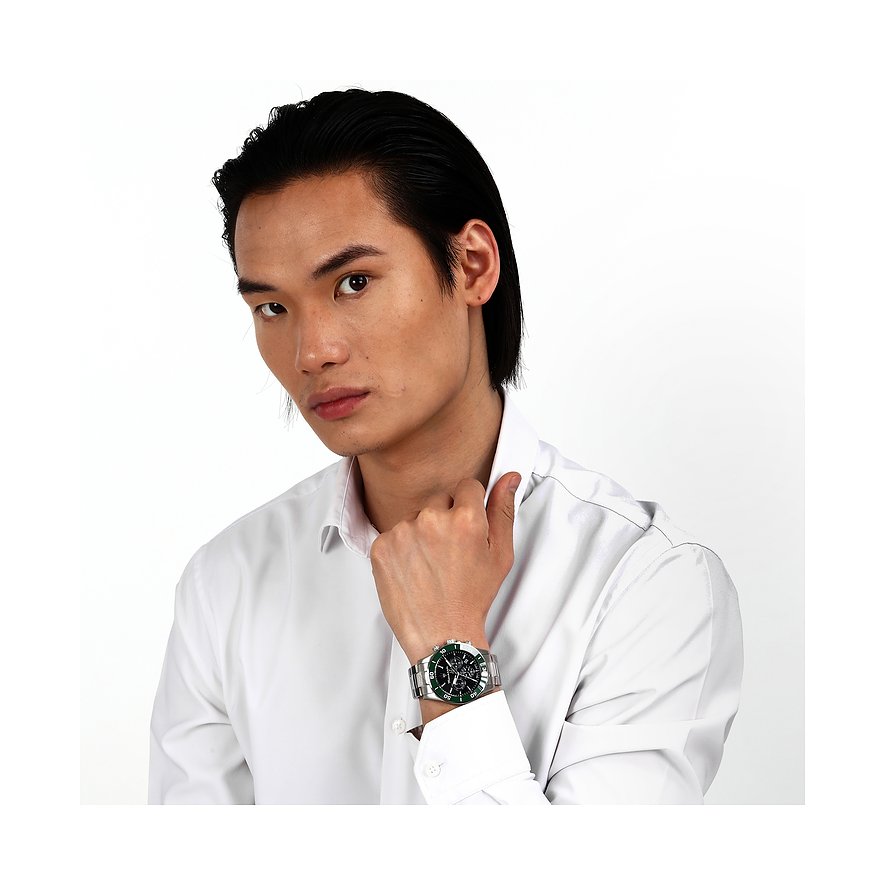 Maserati Herrenuhr mit Edelstahlgehäuse, schwarzem Zifferblatt und grüner Lünette.