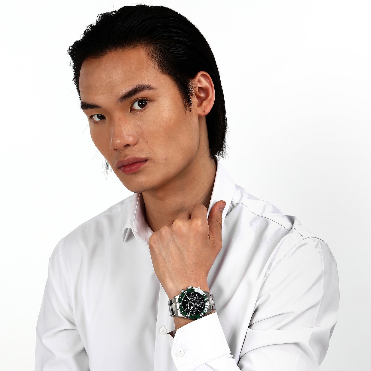 Maserati Herrenuhr mit Edelstahlgehäuse, schwarzem Zifferblatt und grüner Lünette.