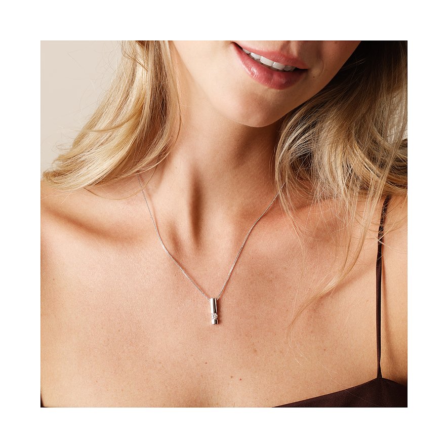Model trägt eine stilvolle CHRIST Halskette aus 585er Weißgold mit einem dezenten Diamant-Anhänger auf der Haut.