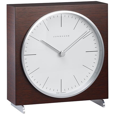 Junghans Tischuhr aus Holz mit analoger Anzeige und silberfarbenem Zifferblatt.