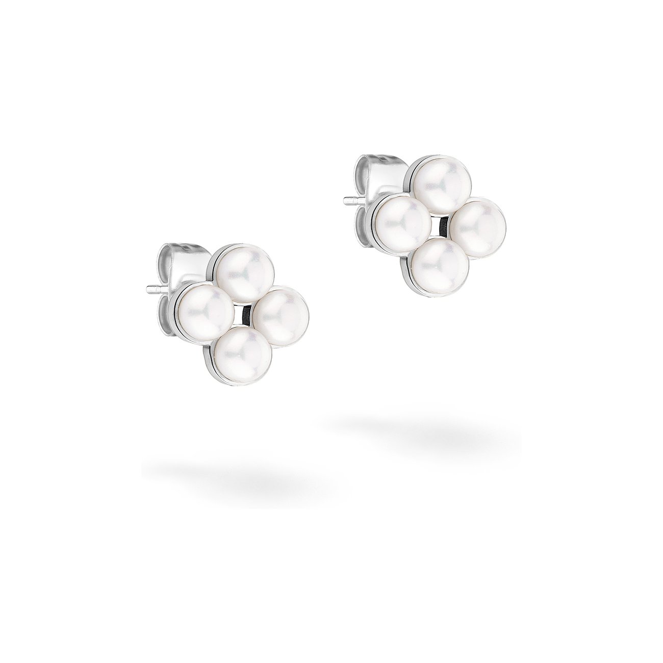 Tamaris Ohrstecker aus Edelstahl mit vier Perlen in Blumenform.