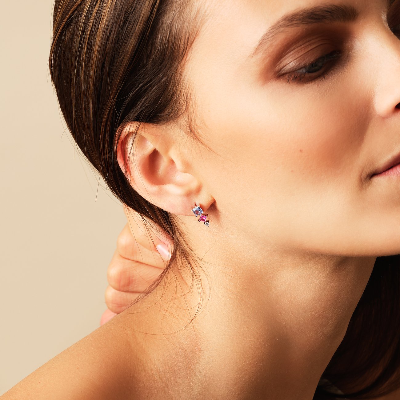 CHRIST Ohrstecker aus 925er recyceltem Silber mit blauen und pinken Zirkonia.