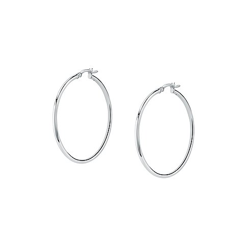 Zwei glänzende, runde Ohrringe aus recyceltem 925er Silber von vorne, nebeneinander liegend.