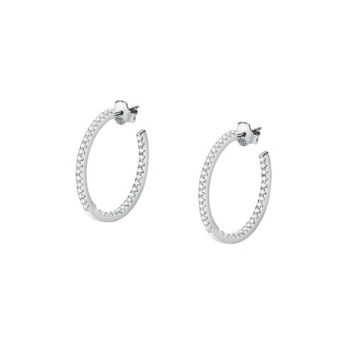 Ein Paar glänzender Ohrhänger aus recyceltem 925er Silber, verziert mit funkelnden Zirkonia-Steinen.