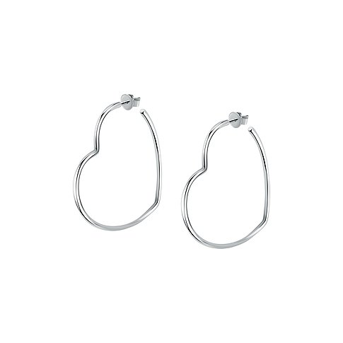 Ein Paar Ohrringe aus recyceltem 925er Silber in Herzform, jeweils mit einem Ohrsteckerverschluss.