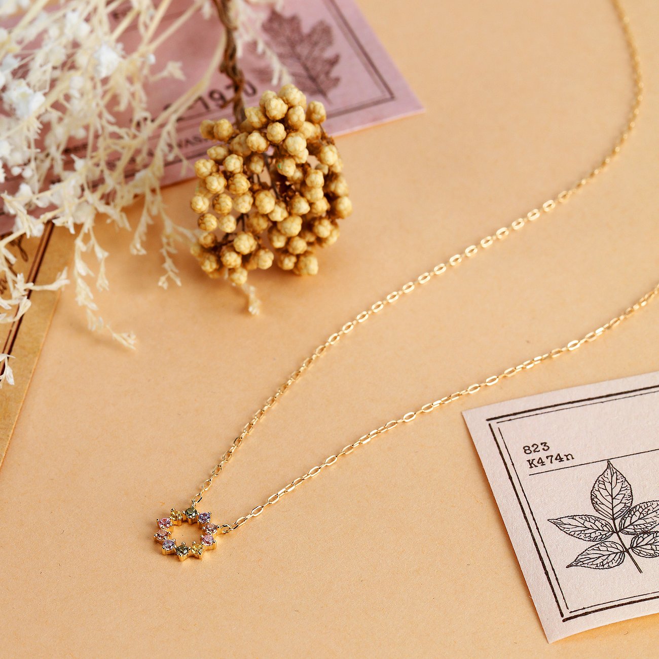 FAVS halsband i 375 gult guld med färgglada zirkoner.