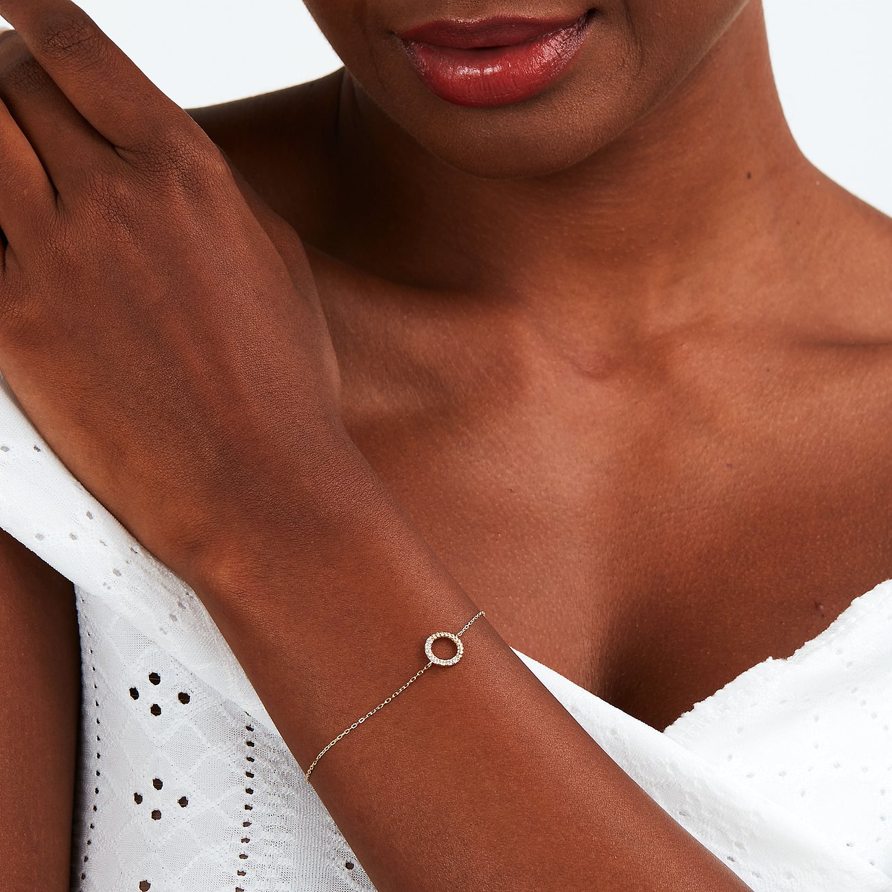 Bracelet FAVS en or jaune 375 avec zirconias blancs.