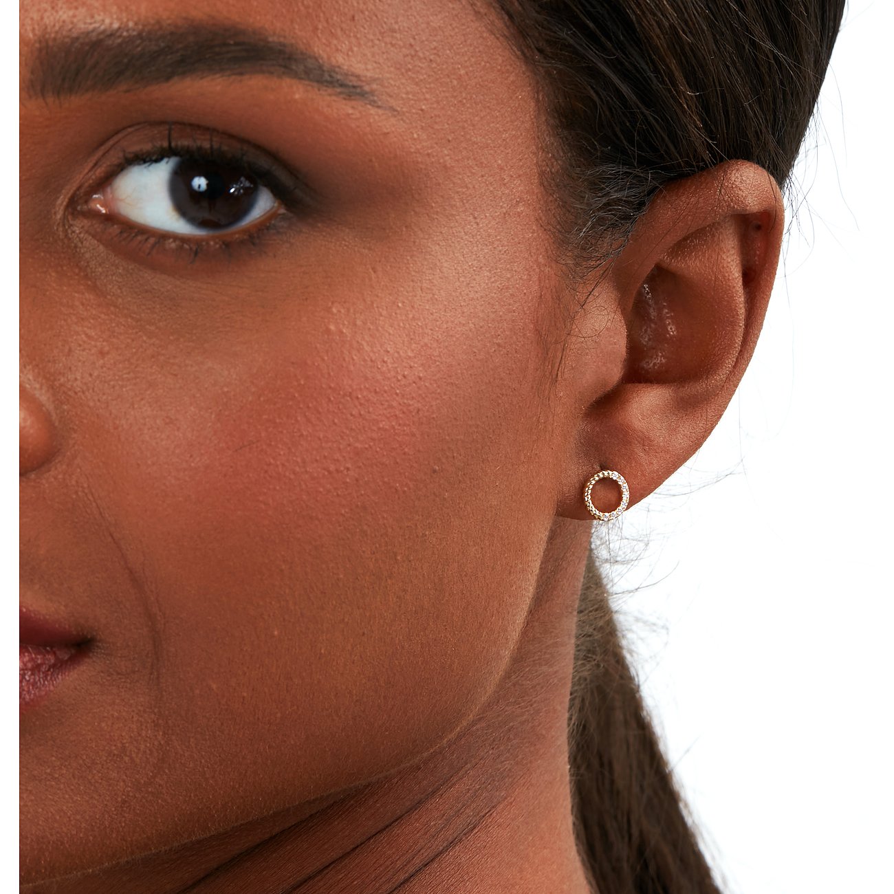 FAVS oorstekers van 9 karaat geel goud met witte zirkonia's.