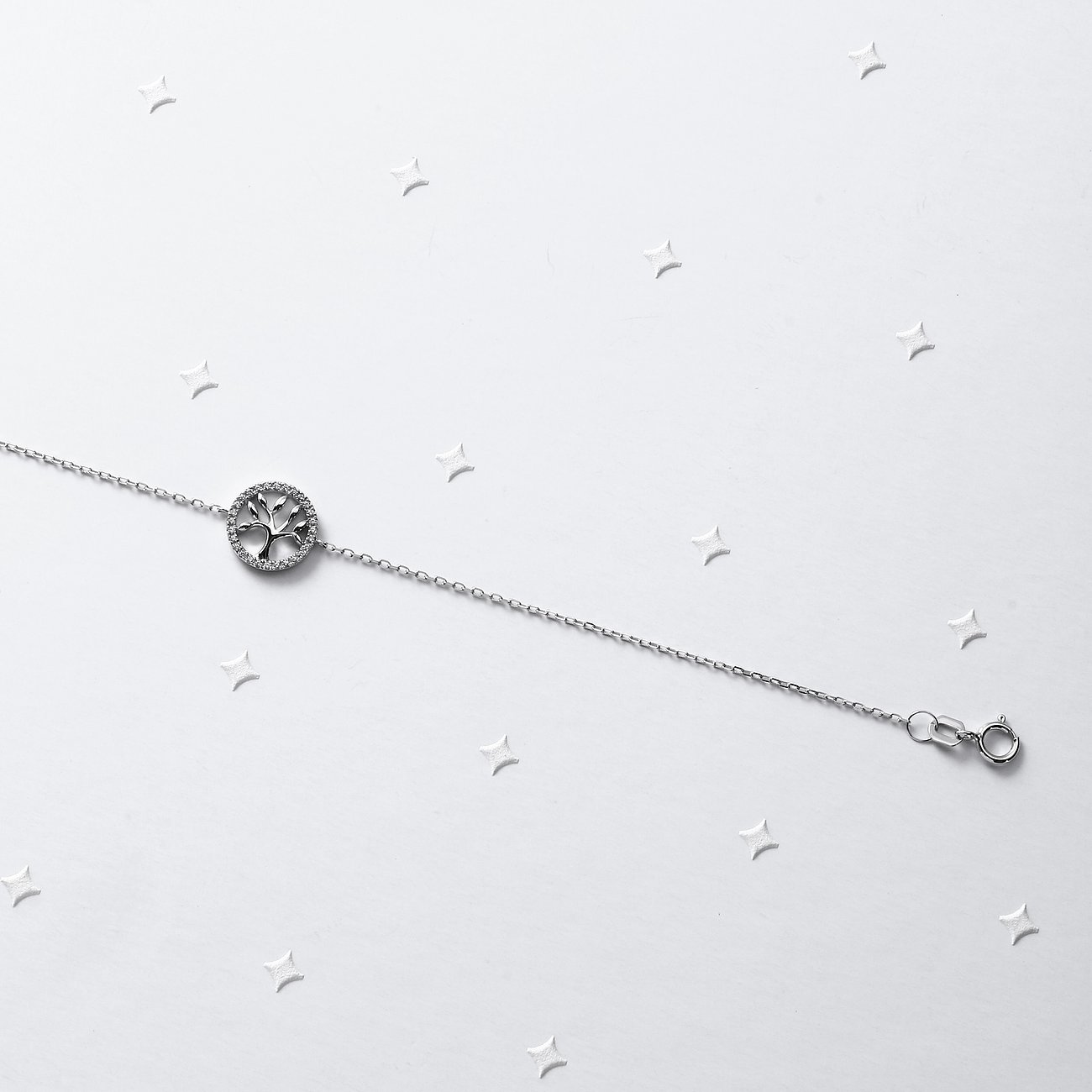 FAVS Armschmuck aus 375er Weißgold mit Lebensbaum-Anhänger und Zirkonia als Farbedelsteine.