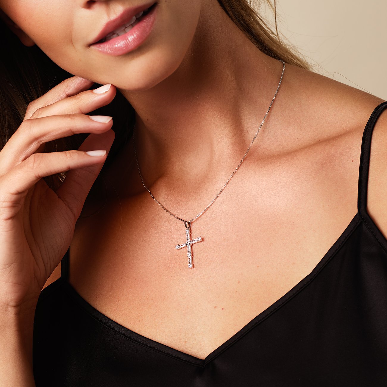 CHRIST Halsschmuck aus 925er recyceltem Silber mit Zirkonia.