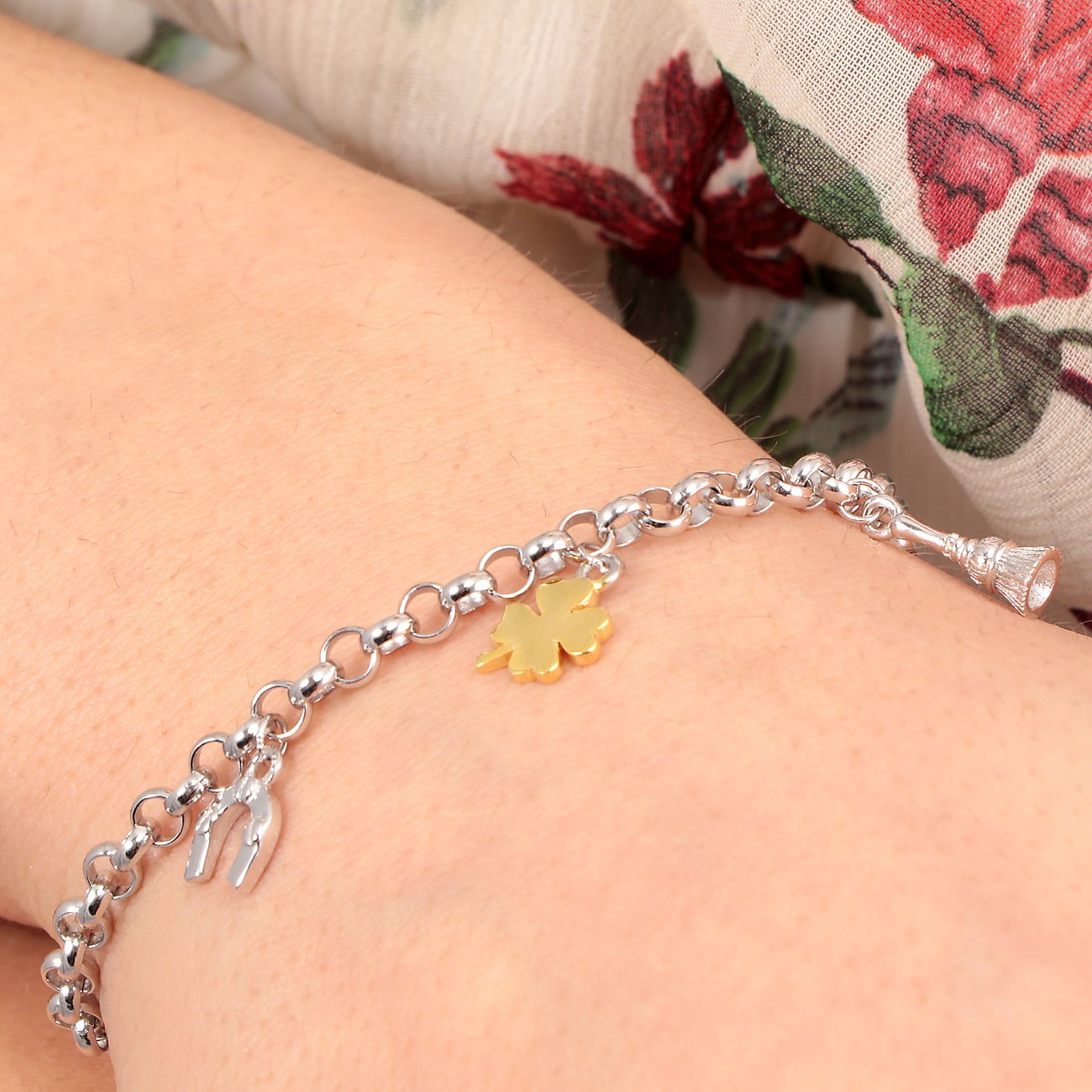 CHRIST Armband aus 925er recyceltem Silber mit Kleeblatt-Anhänger.