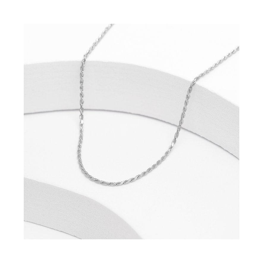 Recycelte, gedrehte Halskette aus 925er Silber auf einem weißen Hintergrundband.