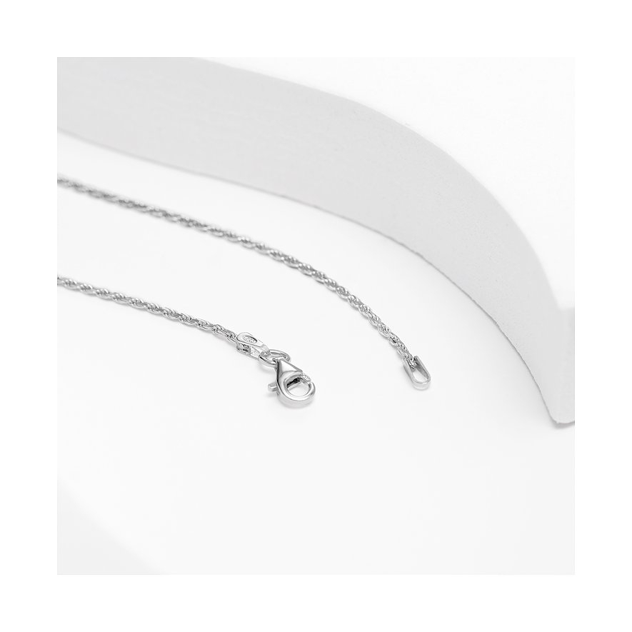 Ein lüsternes recyceltes 925er Silbergeflecht-Halskettendetail, das den Karabinerverschluss und die Endöse zeigt.