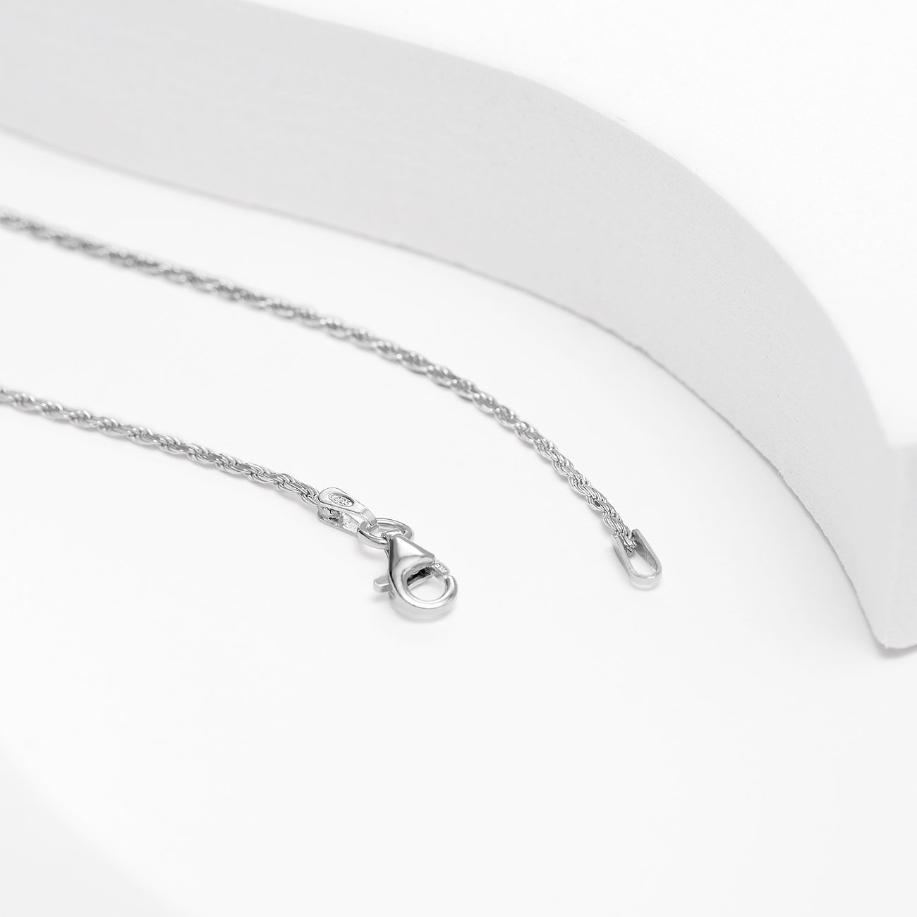 Ein lüsternes recyceltes 925er Silbergeflecht-Halskettendetail, das den Karabinerverschluss und die Endöse zeigt.