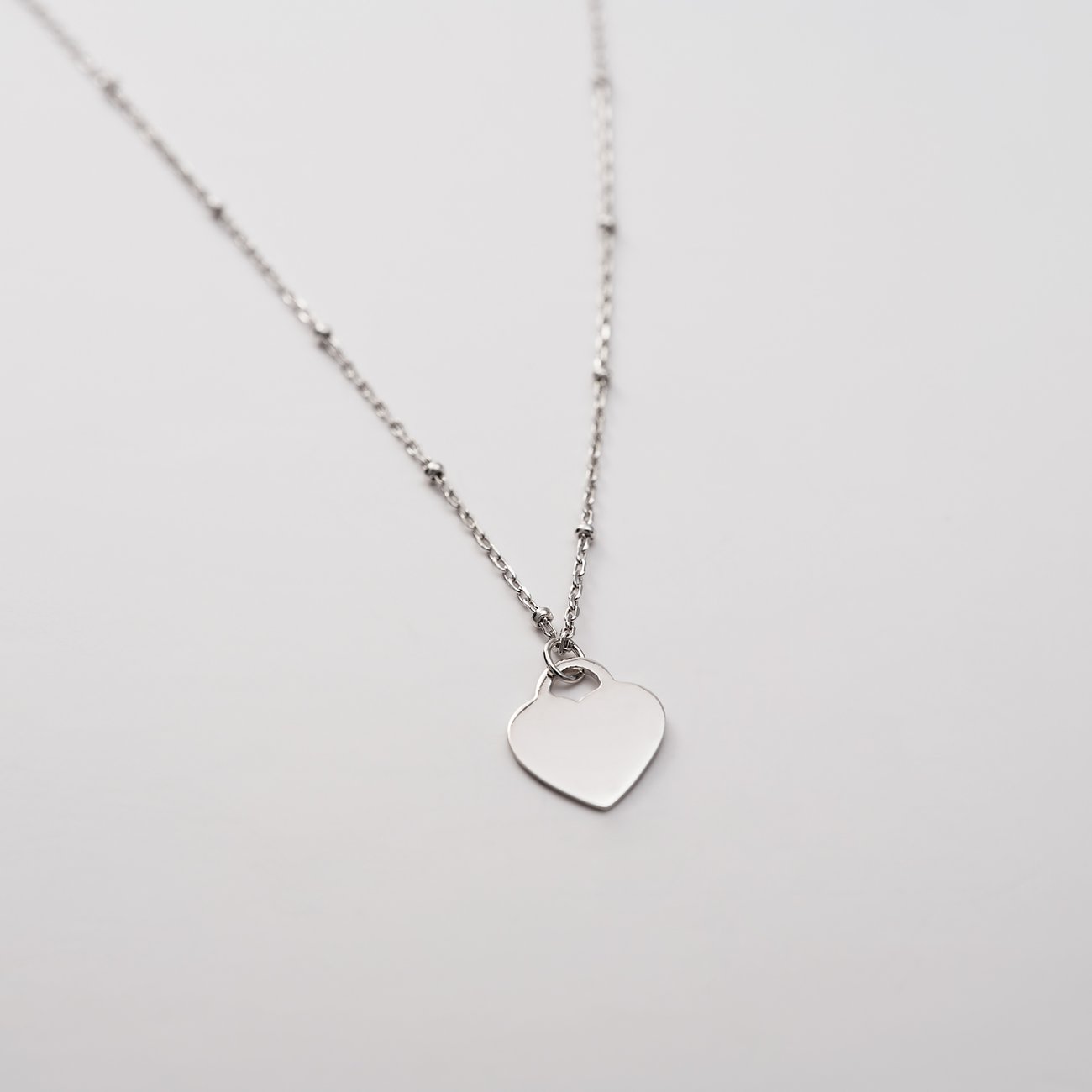 CHRIST Halskette aus recyceltem 925er Silber mit herzförmigem Anhänger und filigraner Gliederkette.