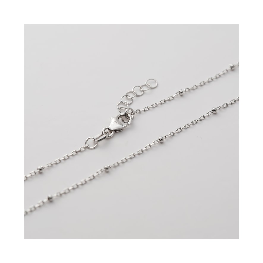 Nahaufnahme der Schließe einer CHRIST Halskette aus recyceltem 925er Silber. Eine Verlängerung ist ebenfalls sichtbar.