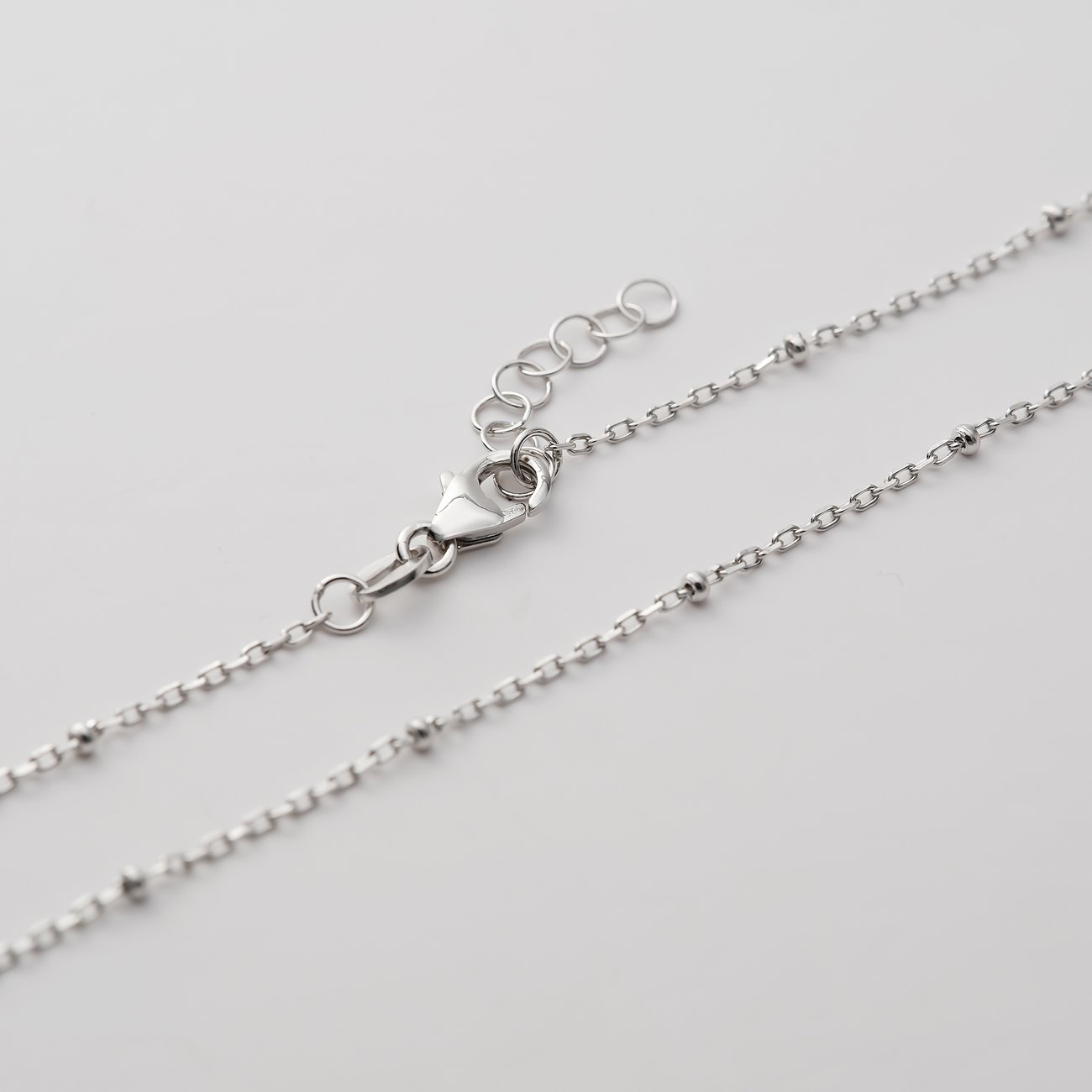 Nahaufnahme der Schließe einer CHRIST Halskette aus recyceltem 925er Silber. Eine Verlängerung ist ebenfalls sichtbar.