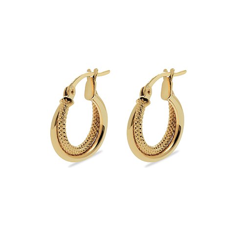 Zwei goldene Creolen aus 585er Gelbgold, deren Innenseiten mit einem rautenförmigen Muster versehen sind.