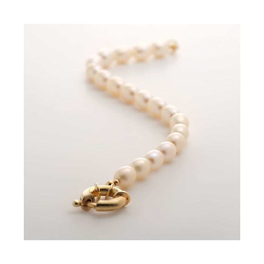 Bracelet YAMOKO en or jaune 585 avec perles ovales, à plat sur fond blanc, fermoir net.