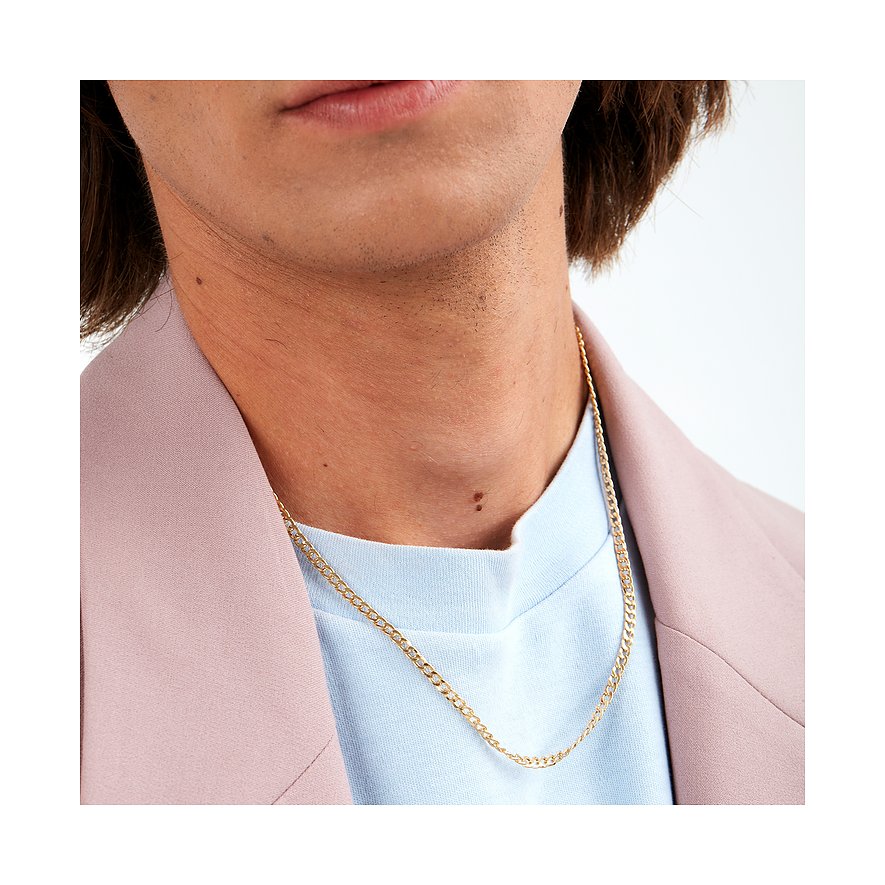 Close-up van een man met een goudkleurige CHRIST schakelketting van 375 geelgoud om zijn nek.