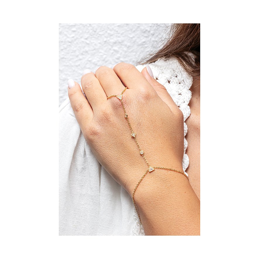 Am Handrücken einer Frau befindet sich ein goldfarbenes Caï Armband aus edlem Silber mit glitzernden Zirkonia-Farbsteinen.