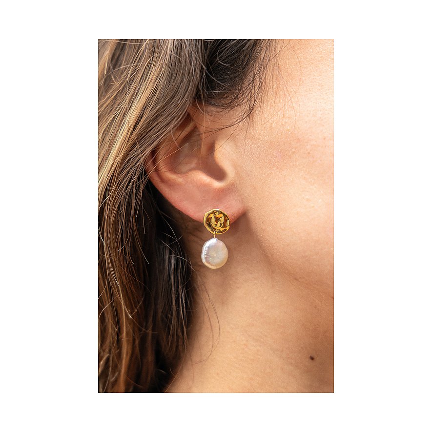 Orecchini Caï in argento 925 con perla e finitura martellata.