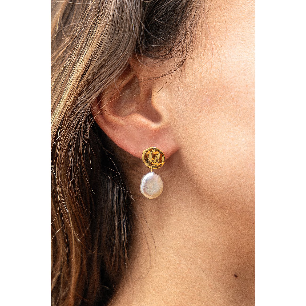 Orecchini Caï in argento 925 con perla e finitura martellata.