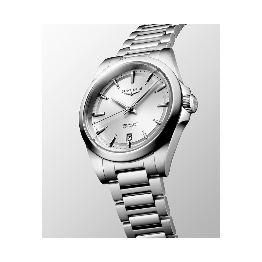 Longines Herrenuhr aus Edelstahl mit silberfarbenem Zifferblatt und Datum.